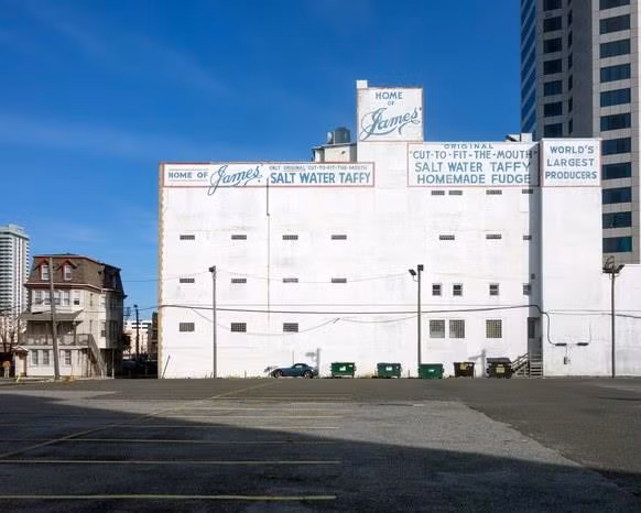 Rose cho rằng bức tượng với tên ông Trump còn nằm tại casino vào năm 2016 vì nó quá nặng và việc di dời quá tốn kém. Ông nói bức tượng như tượng trưng cho di sản mà tỷ phú New York để lại cho Atlantic: “Làm rầm rộ và dẫm chân khắp nơi, nhưng cuối cùng chỉ để lại dấu vết của sự phá hoại”. Ảnh: Brian Rose.