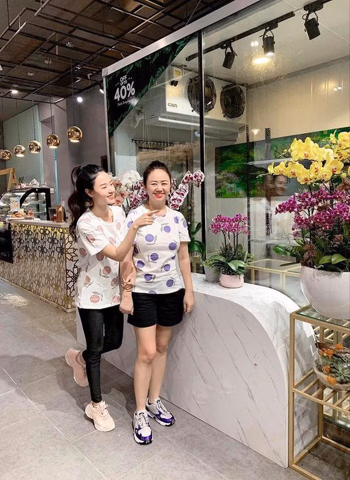 Nguong mo nhan sac nhu hai chi em cua me Midu