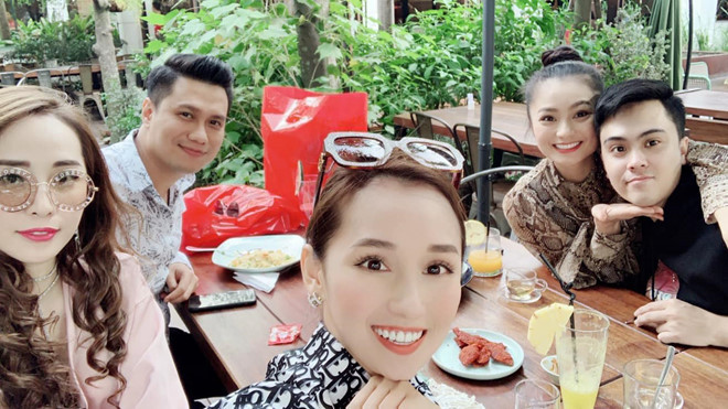 Diệu Hương chơi thân cùng nhóm bạn diễn viên gồm Việt Anh, Quỳnh Nga, Lã Thanh Huyền, MC Thái Dũng. Trên trang cá nhân, họ chia sẻ nhiều hình ảnh họp mặt.