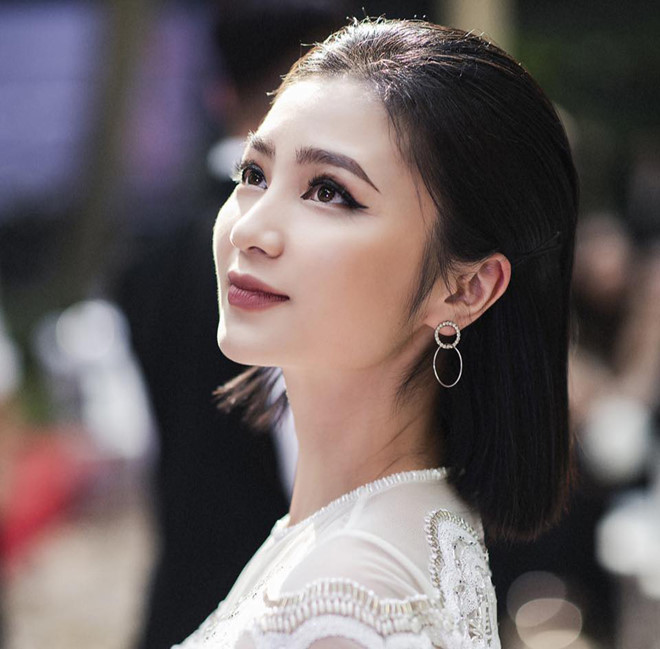 Ở tuổi 34, nhan sắc của bà mẹ hai con ngày càng mặn mà. Diệu Hương vốn kín tiếng, nên cô không chia sẻ nhiều về chuyện gia đình.