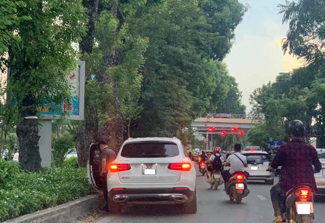 Nam thanh niên đi ôtô tiểu bậy giữa đường phố Hà Nội Nam thanh nien di oto tieu bay giua duong pho Ha Noi