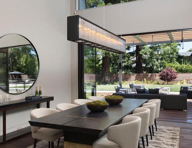 Một cửa lớn dẫn ra không gian sân vườn bên ngoài.