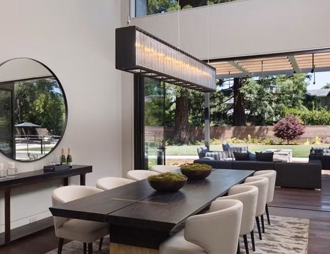 Một cửa lớn dẫn ra không gian sân vườn bên ngoài.