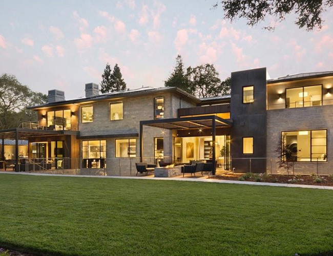 Căn nhà còn được nới rộng để tăng thêm không gian sinh hoạt.