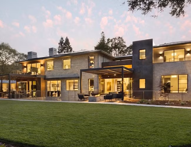 Căn nhà còn được nới rộng để tăng thêm không gian sinh hoạt.