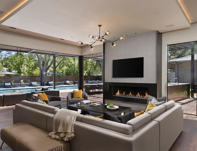 Vào mùa hè năm 2018, căn nhà được định giá từ 32,5 triệu USD giảm xuống còn 29,5 triệu USD. Mặc dù giảm giá, ngôi nhà vẫn là danh sách đắt nhất trên thị trường tại khu vực này.