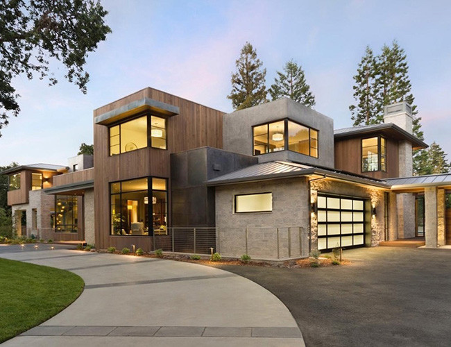 Ngôi nhà được thiết kế bằng các nguyên liệu đa dạng như thép không gỉ gỗ tuyết tùng, kính trong và đá tự nhiên.