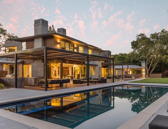 Toàn cảnh hồ bơi nằm ở sân sau.