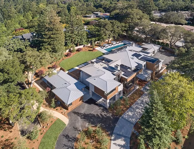 Căn biệt thự nằm tại thị trấn Atherton, California - một trong những thị trấn giàu có nhất nước Mỹ. Thị trấn nép mình trong Thung lũng Silicon, khu vực nổi tiếng là nơi xuất phát của các công ty công nghệ lớn như Google và Facebook.