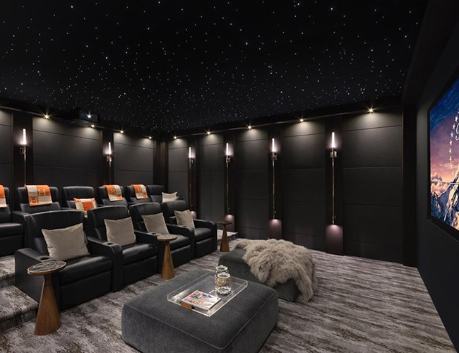 Một rạp chiếu phim riêng hiện đại mang lại những giờ phút thư giãn.