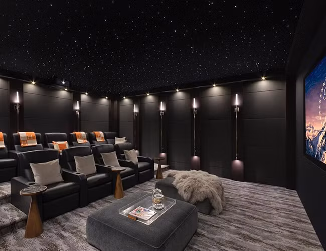 Một rạp chiếu phim riêng hiện đại mang lại những giờ phút thư giãn.