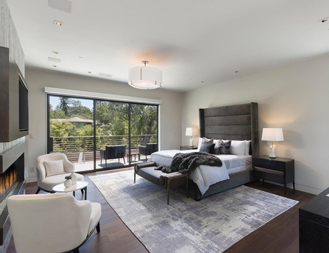 Bảy phòng ngủ nằm trải dài trong nhà.