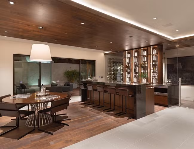 Hầm rượu cao cấp trở thành điểm nhấn cho căn phòng.