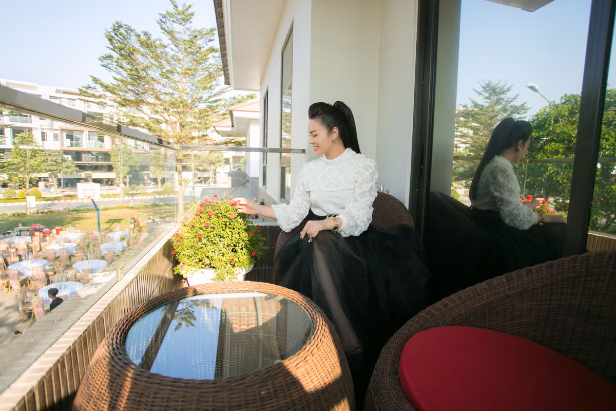 Căn biệt thự với tông màu trắng chủ đạo, xung quanh là thiết kế sân vườn tạo không gian mát mẻ, thoải mái cho ngôi nhà. Nữ ca sĩ chia sẻ để có được cơ ngơi này cô đã phải bán căn hộ yêu thích từng sống trước đây và tích góp, tiết kiệm mới có được như hôm nay. Nữ ca sĩ cũng tiết lộ khi mua lại căn biệt thự này, cô đã dành 5 tháng để giám sát thi công từ xa, toàn bộ không gian đều do chính Nhật Kim Anh lên ý tưởng để phù hợp với sở thích của mình.