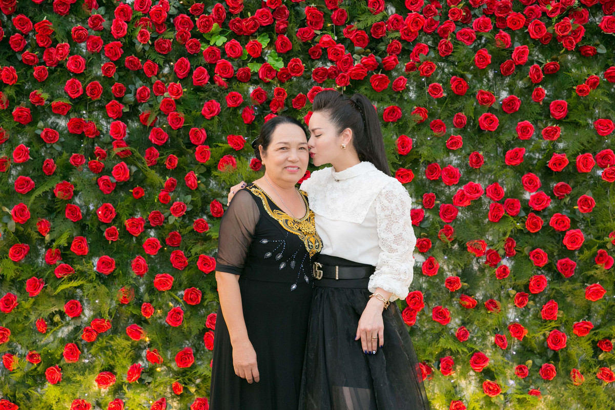 Mẹ Nhật Kim Anh cũng có mặt trong ngày vui của con gái, vốn xuất thân trong gia đình nghèo khó, từ nhỏ cô đã quyết tự lập và phải thành công để bù đắp cho mẹ suốt quãng thời gian một mình nuôi con khi bố qua đời.