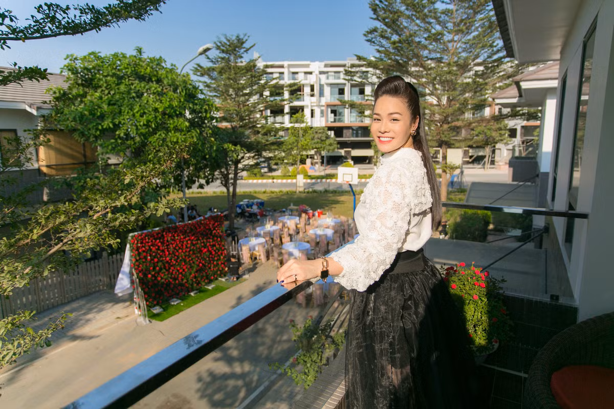 Cận cảnh không gian bữa tiệc hoành tráng nhà người đẹp sinh năm 1985 nhìn từ trên cao xuống. Từ cách bài trí bàn tiệc đến background chụp ảnh đều được Nhật Kim Anh chuẩn bị chỉn chu.