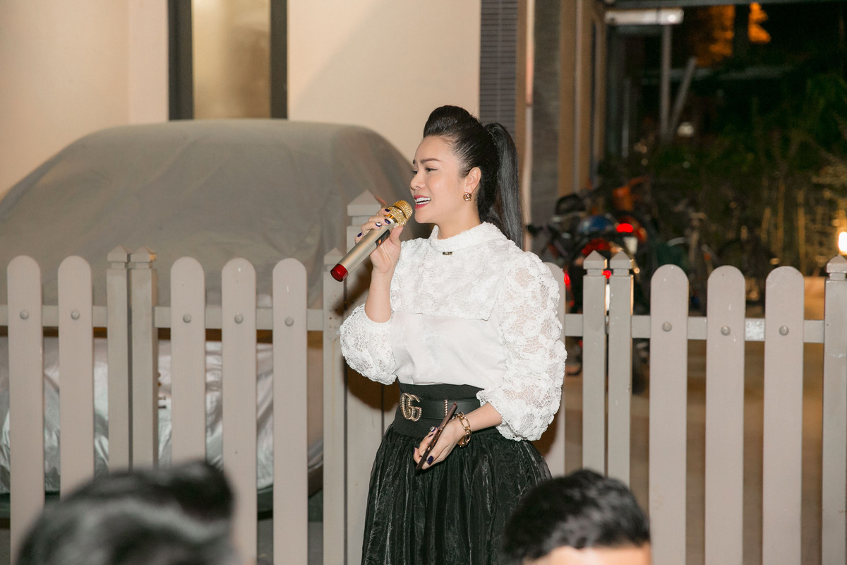 Đặc biệt, trong buổi tân gia, Nhật Kim Anh còn chiều lòng khách mời với loạt ca khúc làm nên tên tuổi cô như hiện tại.