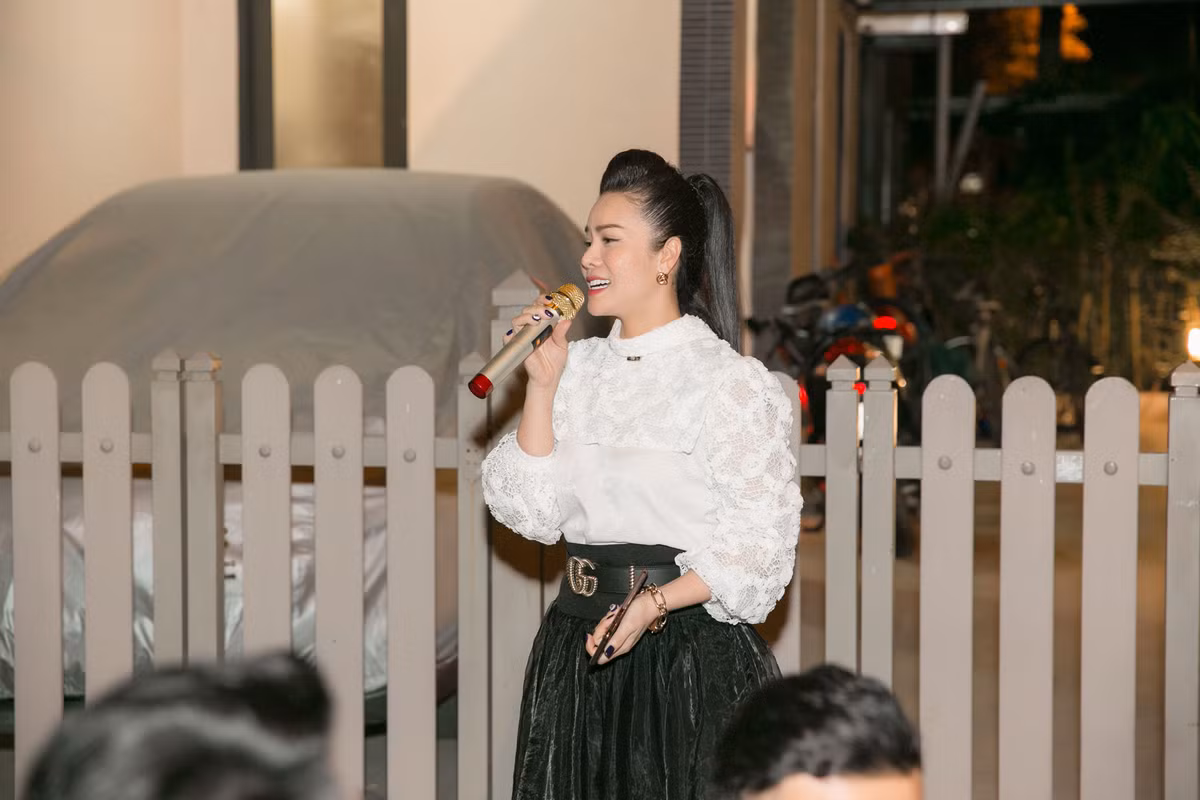 Đặc biệt, trong buổi tân gia, Nhật Kim Anh còn chiều lòng khách mời với loạt ca khúc làm nên tên tuổi cô như hiện tại.