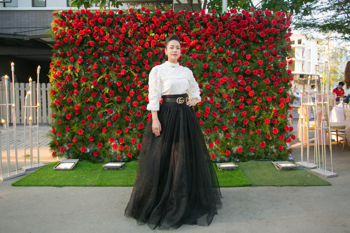 Sau hơn chục năm theo đuổi nghệ thuật với vai trò ca sĩ, diễn viên, lại khá "mát tay" trong kinh doanh, Nhật Kim Anh đã tự thưởng cho bản thân căn biệt thự giá trị giữa lòng Sài Gòn.