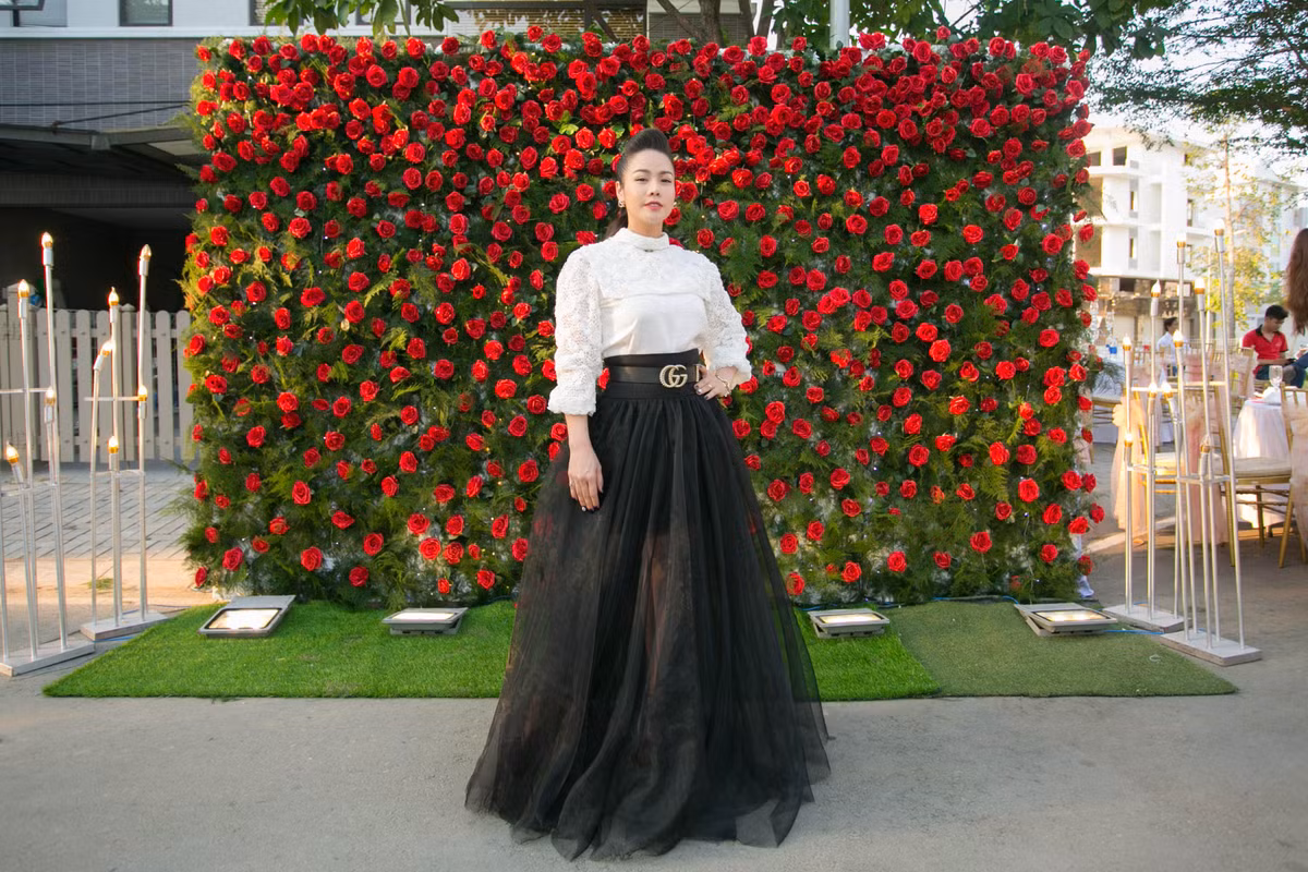 Sau hơn chục năm theo đuổi nghệ thuật với vai trò ca sĩ, diễn viên, lại khá "mát tay" trong kinh doanh, Nhật Kim Anh đã tự thưởng cho bản thân căn biệt thự giá trị giữa lòng Sài Gòn.