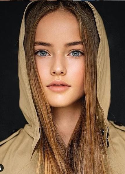 Cô bé sở hữu thân hình cao gầy, giàu tiềm năng trở thành một siêu mẫu. Để con gái phát triển sự nghiệp, gia đình Kristina đã chuyển tới Los Angeles (Mỹ) định cư.