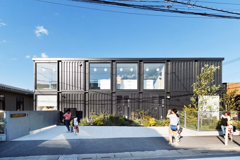 Trường mẫu giáo OA (nằm ở thành phố Saitama, Nhật Bản) đã hoạt động 50 năm và trải qua nhiều trận động đất khiến cơ sở vật chất xuống cấp nghiêm trọng. Dưới sự giúp đỡ của hai công ty kiến trúc Hibino Sekkei và Youji no Shiro, trường được thiết kế lại theo phong cách độc đáo: Các container cũ được tận dụng làm phòng học. Ảnh: Hibino Sekkei