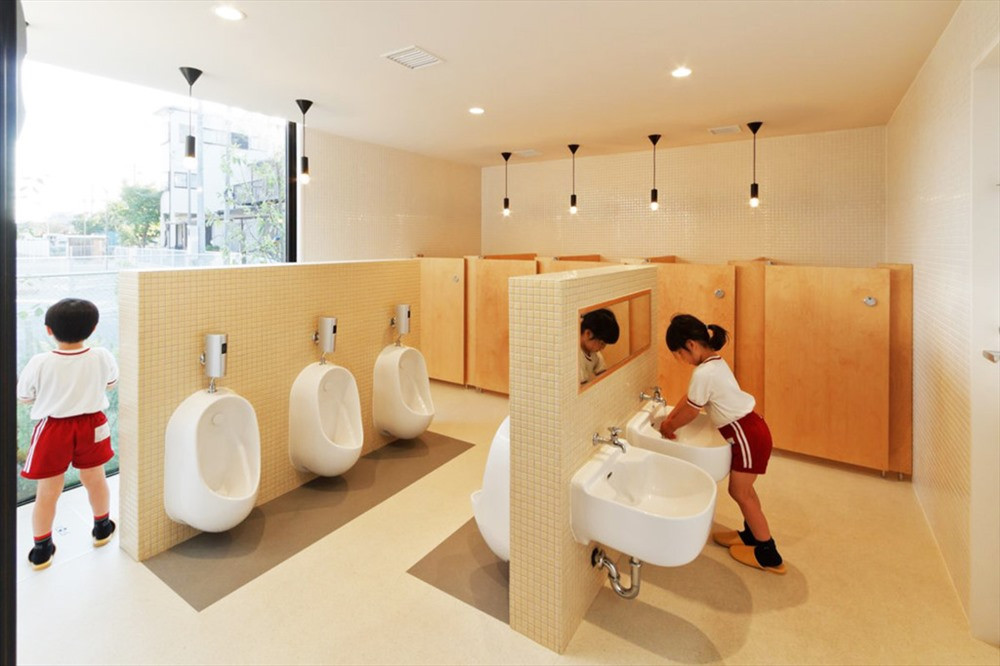 Khu vệ sinh trong trường. Ảnh: Hibino Sekkei