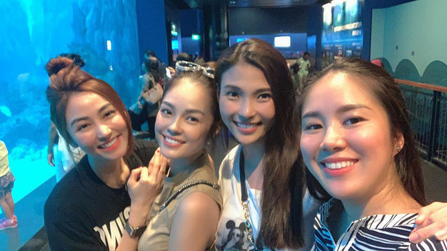 Chị cả Hương của Gạo nếp gạo tẻ vẫn thường xuyên cập nhật những hình ảnh, hoạt động nơi Đảo quốc sư tử lên trang cá nhân. Tuy nhiên, mới đây, nữ diễn viên gốc Trà Vinh khoe ảnh chụp cùng cả hội bạn khiến nhiều người bất ngờ. Theo đó, khi chụp hình chung cả nhóm mới thấy rõ thân hình khá nặng nề của Lê Phương. Những hình ảnh này khác hẳn hình ảnh thon gọn khi của Lê Phương trước đó. Bà bầu gương mặt bắt đầu phá tướng rõ rệt.