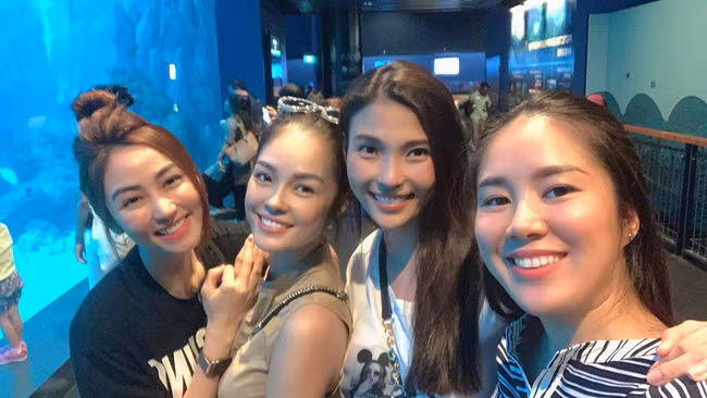 Chị cả Hương của Gạo nếp gạo tẻ vẫn thường xuyên cập nhật những hình ảnh, hoạt động nơi Đảo quốc sư tử lên trang cá nhân. Tuy nhiên, mới đây, nữ diễn viên gốc Trà Vinh khoe ảnh chụp cùng cả hội bạn khiến nhiều người bất ngờ. Theo đó, khi chụp hình chung cả nhóm mới thấy rõ thân hình khá nặng nề của Lê Phương. Những hình ảnh này khác hẳn hình ảnh thon gọn khi của Lê Phương trước đó. Bà bầu gương mặt bắt đầu phá tướng rõ rệt.