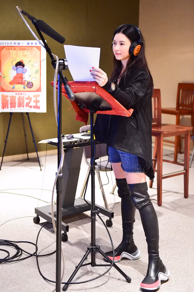 Sinh con trai thứ ba vào cuối tháng 11, Trương Bá Chi hiện vẫn giấu kín danh tính cha em bé. Doanh nhân Tôn Đông Hải, Châu Tinh Trì và thậm chí cả Tạ Đình Phong cũng bị đưa vào danh sách "nửa kia" của Trương Bá Chi. Tuy nhiên, cô khẳng định tất cả chỉ là tin đồn.