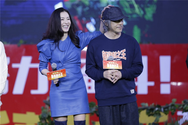 Nữ diễn viên liên tục có hành động trêu đùa với vua hài Hong Kong. Cô còn xoa đầu ông trước ống kính. “Tôi chưa bao giờ sợ anh ấy. Tôi không sợ nhưng tôi biết mình phải cố gắng thế nào để có thể trở thành một nhân vật trong phim của Châu Tinh Trì”, Trương Bá Chi nói thêm.