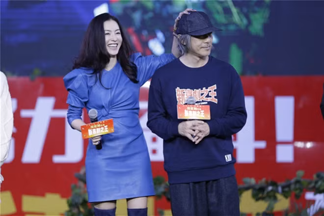 Nữ diễn viên liên tục có hành động trêu đùa với vua hài Hong Kong. Cô còn xoa đầu ông trước ống kính. “Tôi chưa bao giờ sợ anh ấy. Tôi không sợ nhưng tôi biết mình phải cố gắng thế nào để có thể trở thành một nhân vật trong phim của Châu Tinh Trì”, Trương Bá Chi nói thêm.