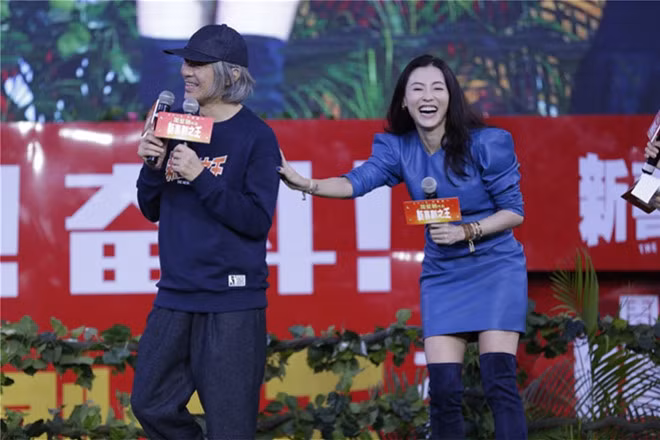 "Khi gặp lại, tôi mừng khi Châu Tinh Trì vẫn như xưa. Anh vẫn là người cẩn thận và yêu cầu cao với công việc. Tôi không ngại khi mình chỉ đảm nhận một vai nhỏ trong phim. Tôi tin rằng Vua hài kịch 2 sẽ tiếp tục thành công như 20 năm trước", cô nói.