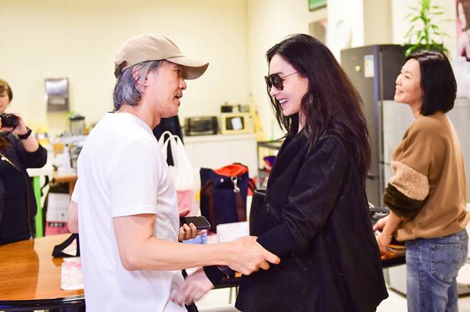 Trước đó, Châu Tinh Trì gặp riêng Trương Bá Chi ở phòng làm việc. Nữ diễn viên có 3 con nhận được nhiều lời khen về ngoại hình. Dù mới sinh con thứ ba được hơn 2 tháng, cô đã sớm lấy lại vóc dáng thon gọn.