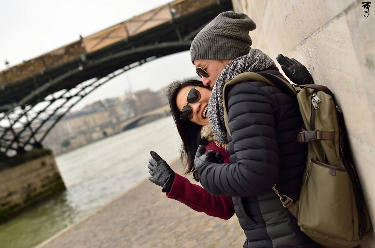 "Người tình" trăm năm của nghệ sĩ Hồng Đào cũng là tên tuổi rất được yêu thích ở hải ngoại- nghệ sĩ Quang Minh (SN 1959). Anh chính là mối tình đầu của Hồng Đào, cả hai gặp nhau khi cùng học trường Nghệ thuật Sân khấu 2. Sau đó mối tình kết thúc vì anh quyết định qua Mỹ định cư và kết hôn năm 1990. Đến năm 1994 Hồng Đào cũng sang Mỹ định cư, hai người tình cờ gặp lại nhau sau khi Quang Minh ly hôn, cặp đôi tiến đến hôn nhân vào năm 1995.