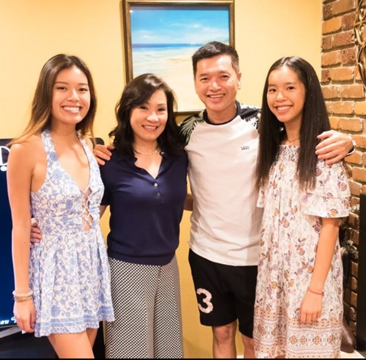 Nhiều người nhận xét Quang Minh là người đào hoa, nhưng thực chất anh là người đàn ông rất tình cảm, nam danh hài cũng là người ở bên các con nhiều hơn vợ, anh từng chia sẻ trên mạng xã hội ngày con gái lớn ra ngoài sống tự lập, anh đã không kiềm được nước mắt.