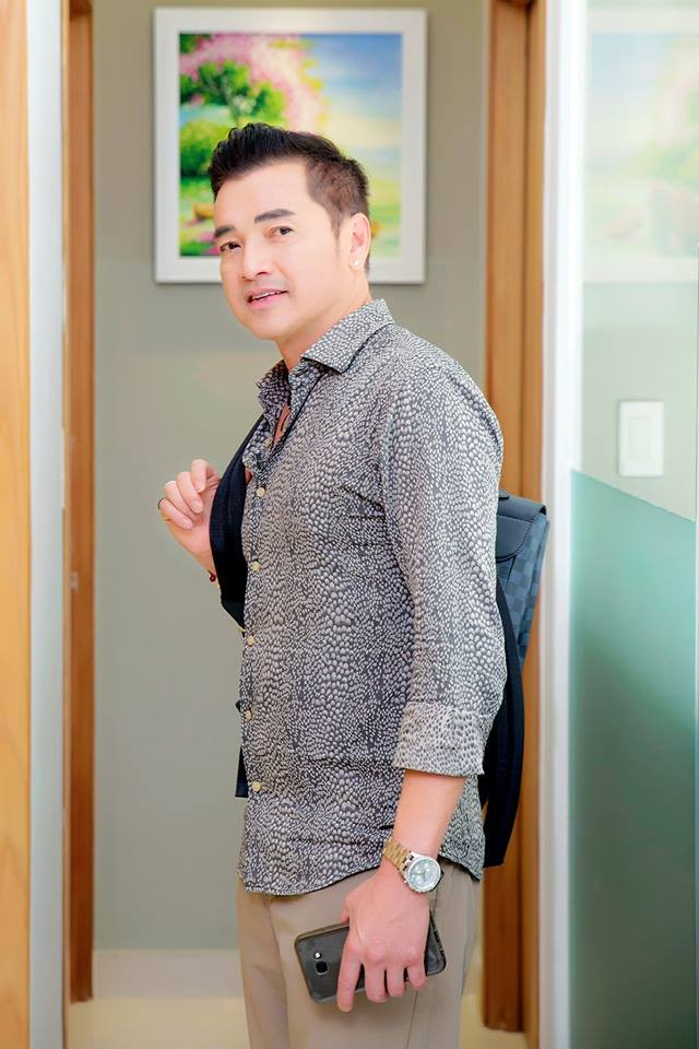 Nghệ sĩ hài Quang Minh được nhận xét có ngoại hình "không tuổi" vì hơn 20 năm kết hôn, anh vẫn trẻ trung "chuẩn soái ca".