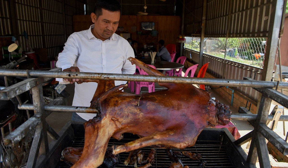 Noi am anh benh dai va tram cam tu nghe buon thit cho o Campuchia-Hinh-2