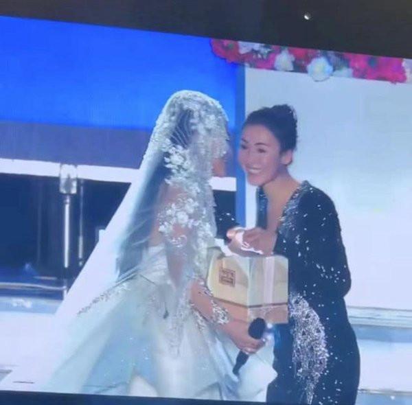 Cap doi gay sot chi 175 ty dong de moi Thanh Long ve du dam cuoi-Hinh-4