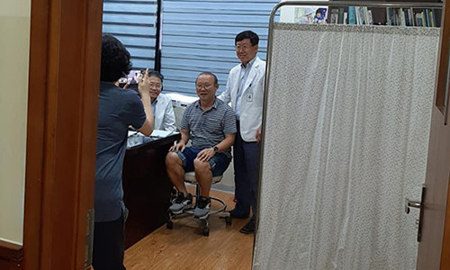 Thay Park gap 'cang thang' phai vao vien, nhung khoanh khac nay lai khien fan them yeu