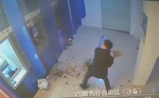 Bi nuot the ngan hang, nguoi dan ong dap nat 4 cay ATM