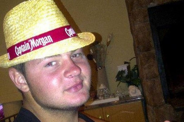 Kinh hoang 2 con cho can chu toi chet roi keo xac quanh vuon