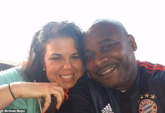 Tinh giac trong khach san, nguoi phu nu kinh ngac voi thu ben canh