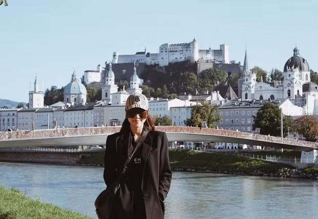 Mới đây, cô gây bất ngờ khi tiết lộ đã âm thầm kết hôn với ông xã có tên Đăng Khoa. Cả hai "về chung một nhà" sau gần 1 năm tìm hiểu và yêu đương. Đám cưới của cặp đôi không ồn ào, chỉ mời người thân và bạn bè đến chung vui cùng đôi trẻ.