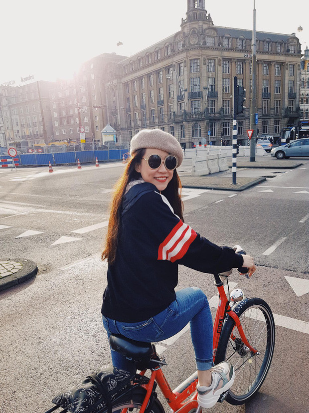 Trên trang cá nhân của mình, người hâm mộ chỉ thấy cô thỉnh thoảng đăng tải hình ảnh du lịch đến nhiều nơi trên thế giới và những bức hình gợi cảm khoe cơ thể nóng bỏng.