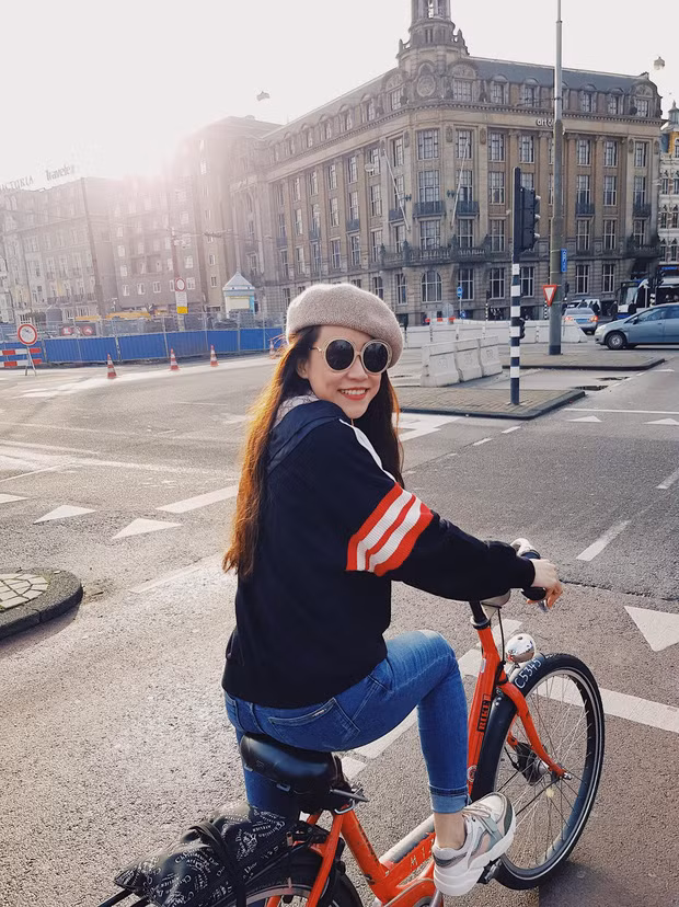 Trên trang cá nhân của mình, người hâm mộ chỉ thấy cô thỉnh thoảng đăng tải hình ảnh du lịch đến nhiều nơi trên thế giới và những bức hình gợi cảm khoe cơ thể nóng bỏng.