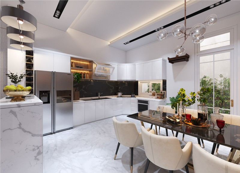 Bàn ăn đặt liền kề với nhà bếp, thuận tiện cho việc sử dụng hàng ngày. Tủ bếp màu trắng mang đến cảm giác sạch sẽ.