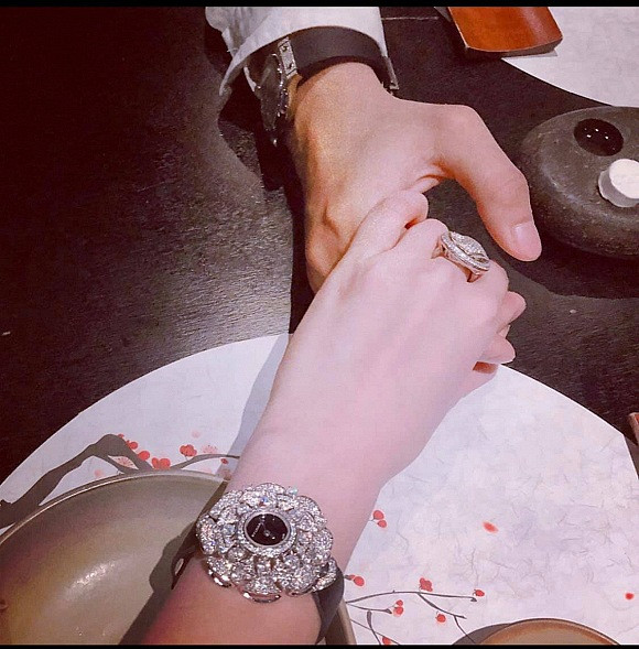 Khanh My hanh phuc chia se mon qua lang man nguoi yeu tang