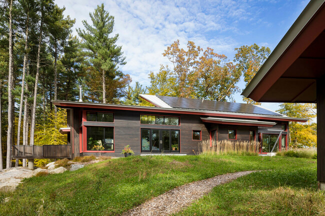 Mặt bằng sàn mở và trần nhà cao mang lại sự thông thoáng tự nhiên.