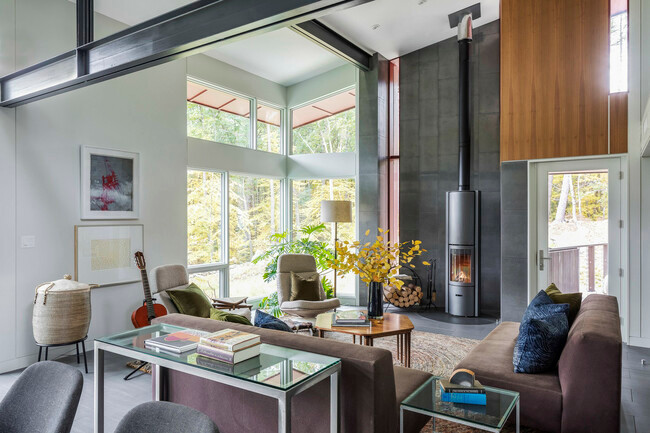 Khu vực phòng khách liền kề với phòng ăn và khu vực bếp, sở hữu thiết kế nhẹ nhàng đầm ấm.